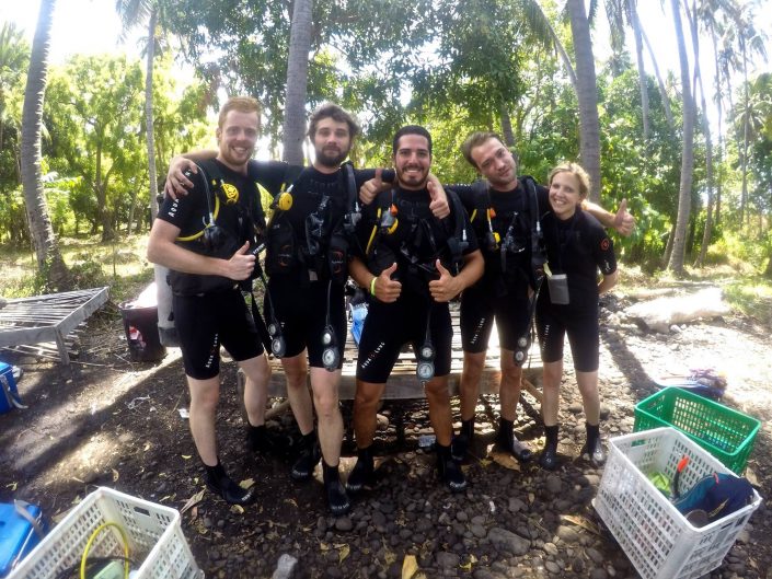 Ecodive Bali Diving - une belle brochette de plongeurs, la bise à vous