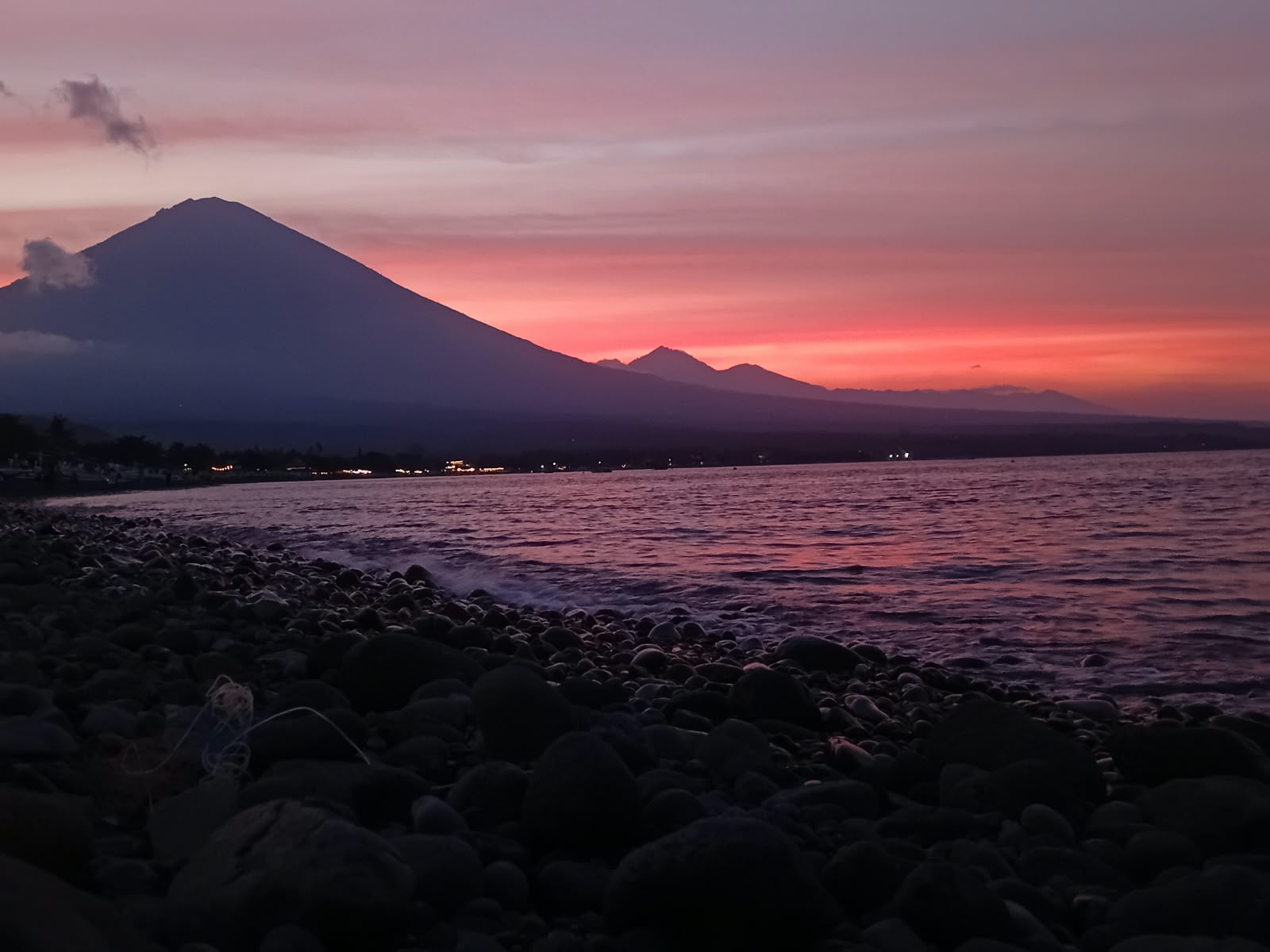 Coucher de soleil à Amed sur les bateaux de pêche de la plage de sable noir de Jemeluk Bay, Bali